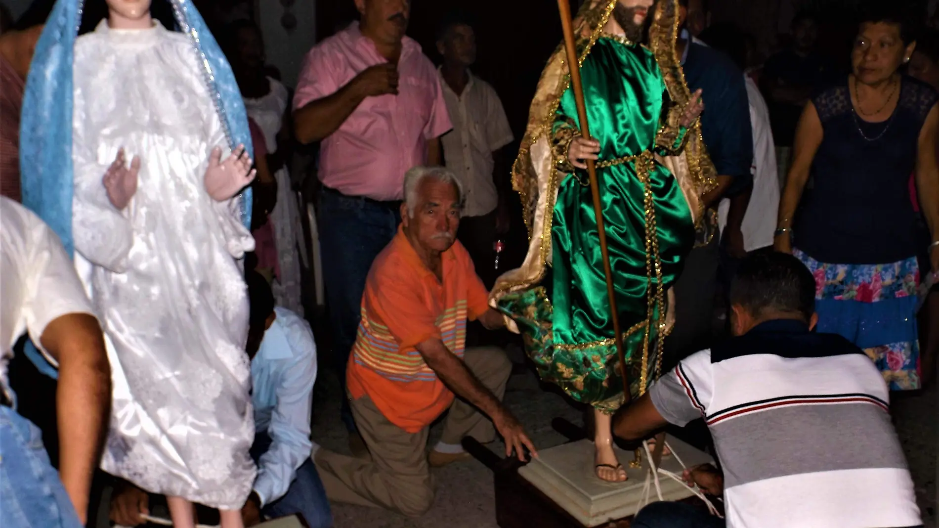 María y José, llegando a la casa que les dará posada. Foto de Ramón Sierra 